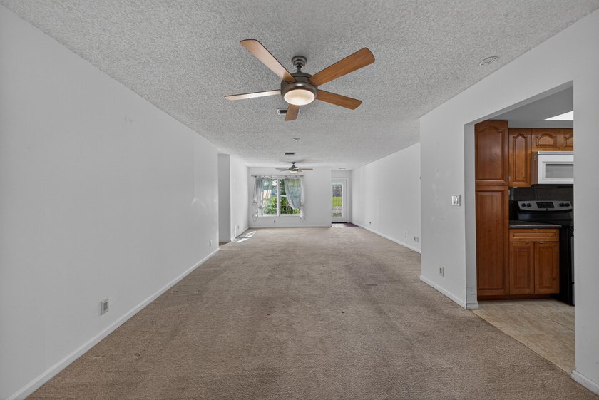 A fantastic location in a well-manicured community. This large 2 - photo 20