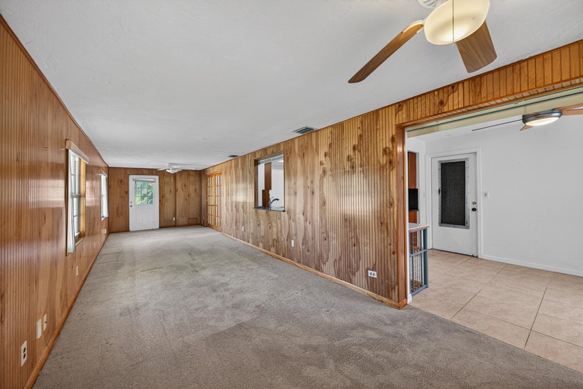 A fantastic location in a well-manicured community. This large 2 - photo 30