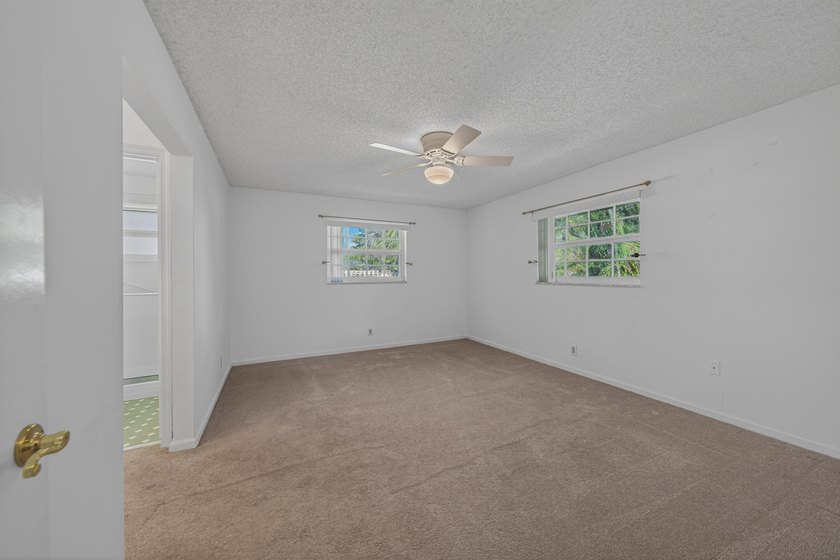 A fantastic location in a well-manicured community. This large 2 - photo 37