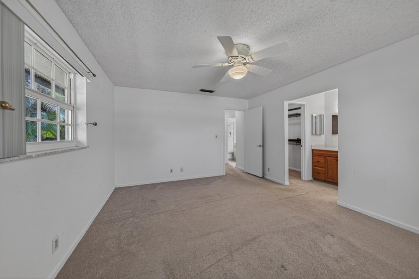 A fantastic location in a well-manicured community. This large 2 - photo 38