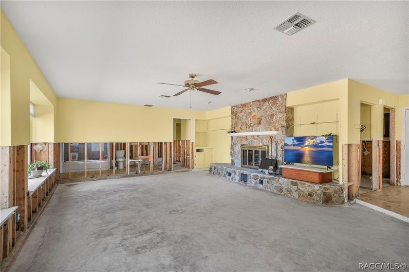 Looking for a waterfront home to make your own? Check out this - photo 12