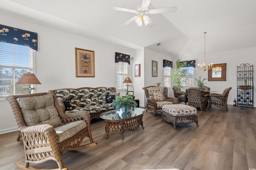 Refined Top-Floor Residence with Waterway and Pool Views in - photo 4