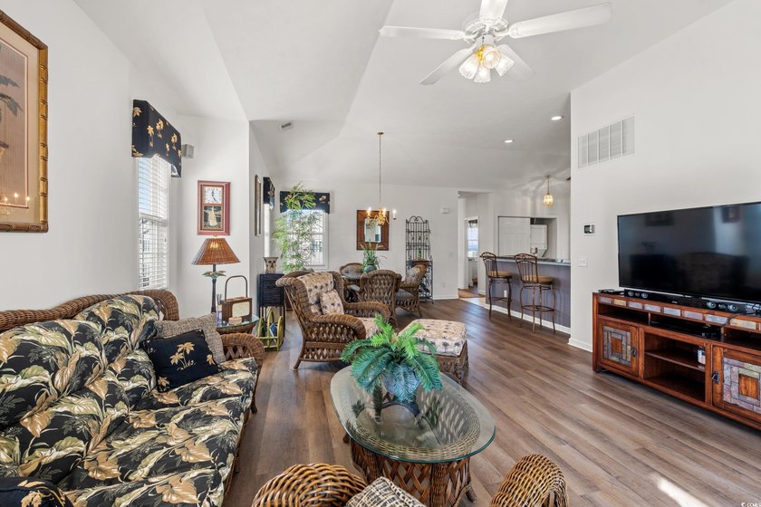 Refined Top-Floor Residence with Waterway and Pool Views in - photo 5