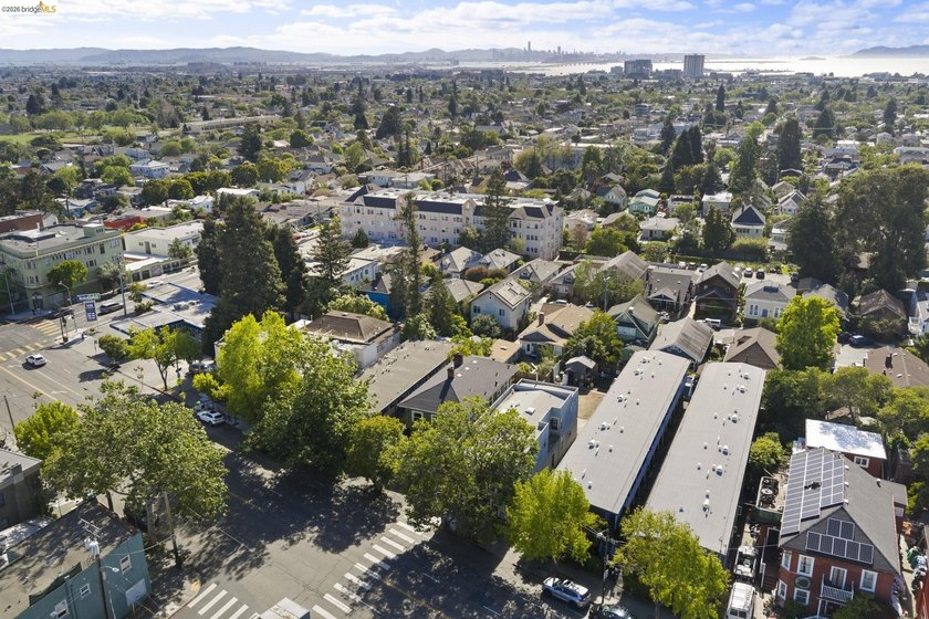 In the heart of the vibrant Rockridge corridor, two minutes from - photo 39
