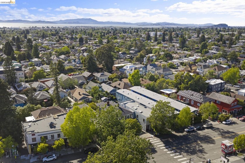 In the heart of the vibrant Rockridge corridor, two minutes from - photo 40