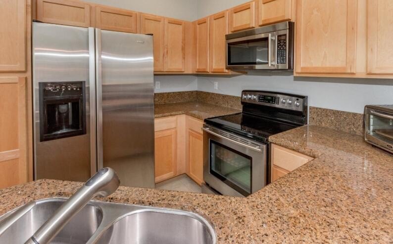 Great opportunity to own in a desirable Riviera Beach community! - photo 2
