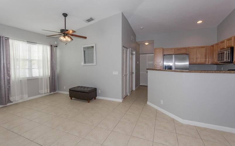 Great opportunity to own in a desirable Riviera Beach community! - photo 7