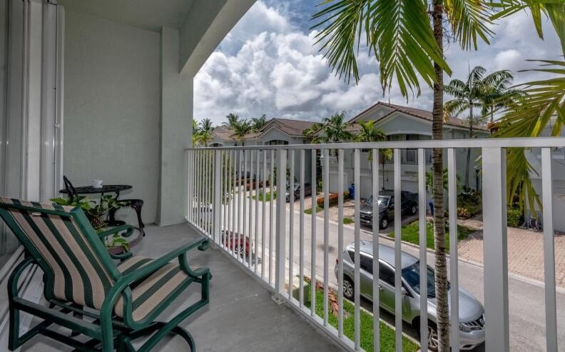 Great opportunity to own in a desirable Riviera Beach community! - photo 8
