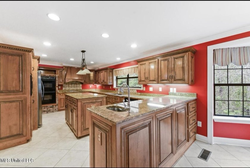 Beautiful Amazing home in Gautier. It has a NEW ROOF and New AC - photo 12
