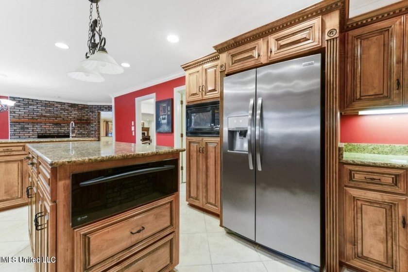 Beautiful Amazing home in Gautier. It has a NEW ROOF and New AC - photo 14