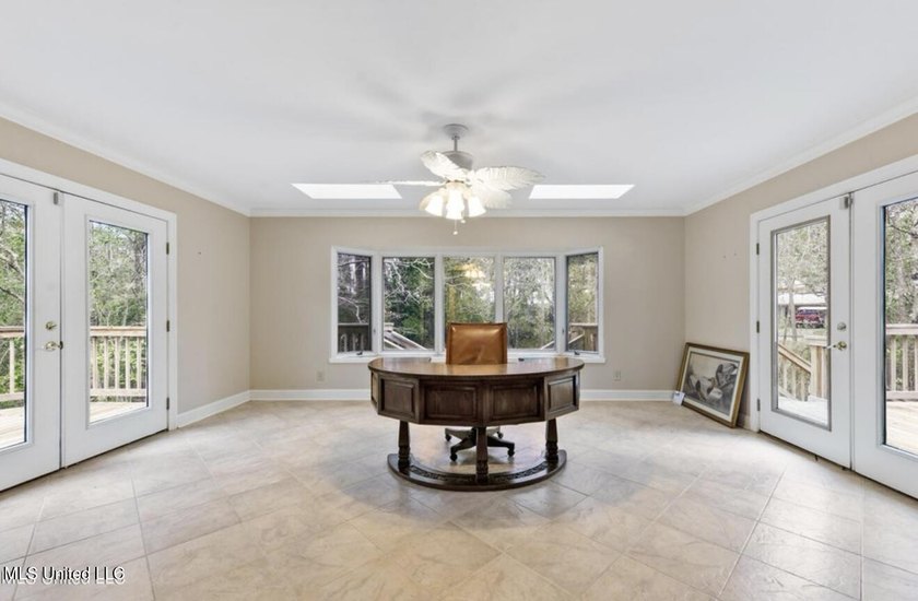 Beautiful Amazing home in Gautier. It has a NEW ROOF and New AC - photo 16