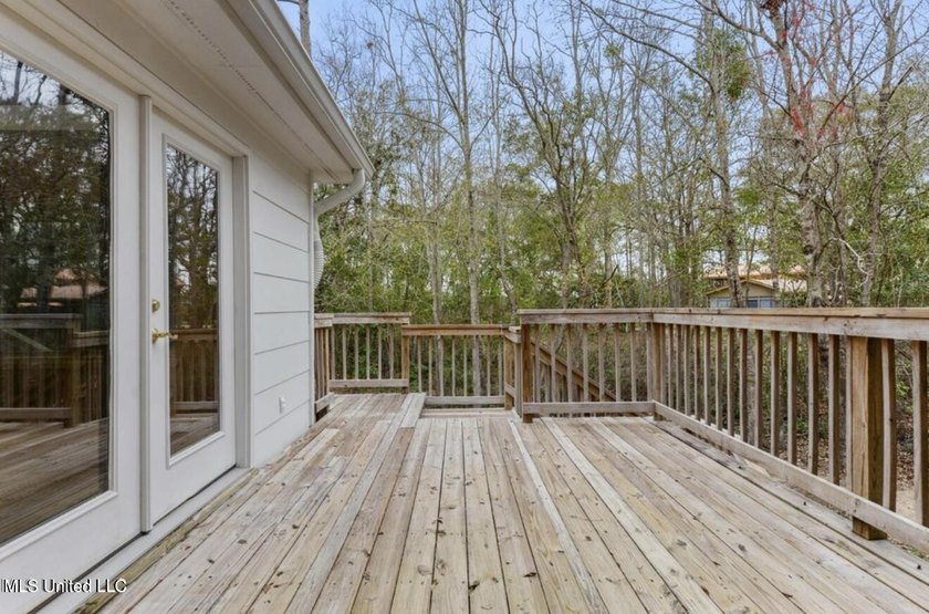 Beautiful Amazing home in Gautier. It has a NEW ROOF and New AC - photo 17