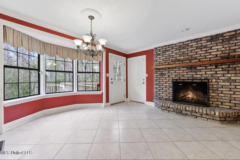 Beautiful Amazing home in Gautier. It has a NEW ROOF and New AC - photo 18