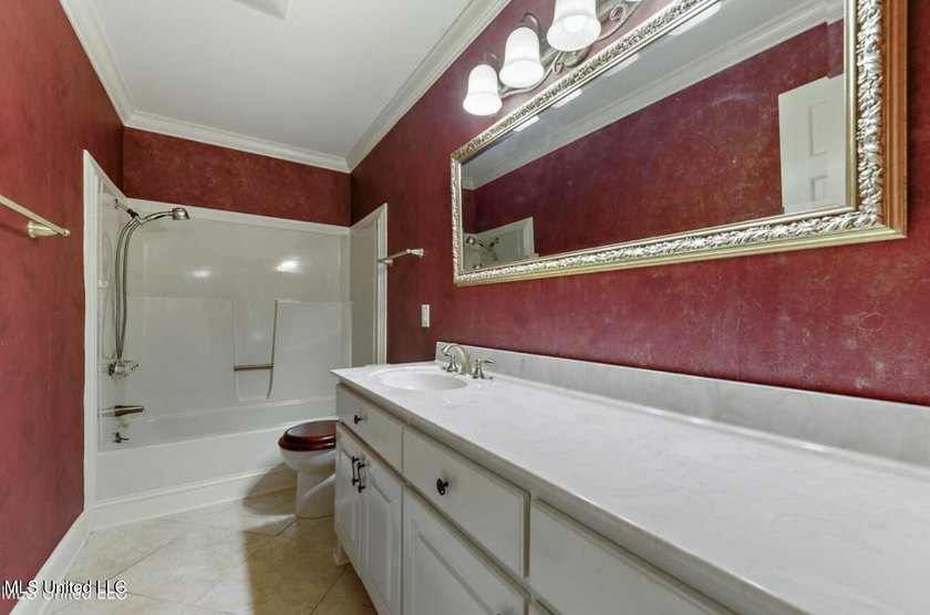 Beautiful Amazing home in Gautier. It has a NEW ROOF and New AC - photo 19