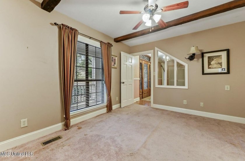 Beautiful Amazing home in Gautier. It has a NEW ROOF and New AC - photo 20