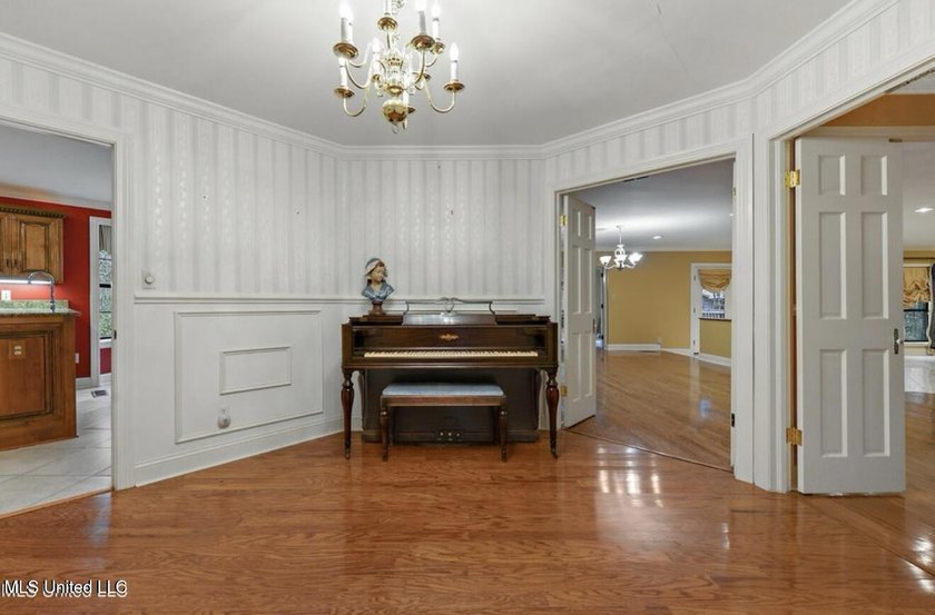 Beautiful Amazing home in Gautier. It has a NEW ROOF and New AC - photo 21