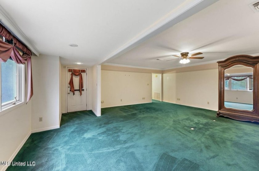 Beautiful Amazing home in Gautier. It has a NEW ROOF and New AC - photo 23