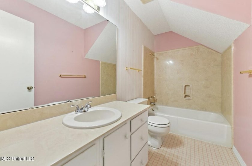 Beautiful Amazing home in Gautier. It has a NEW ROOF and New AC - photo 28