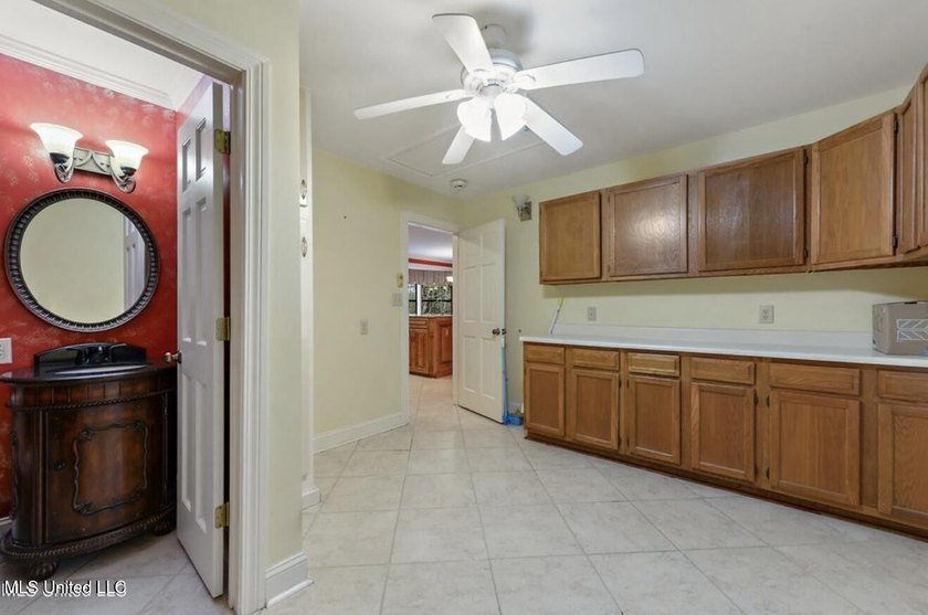 Beautiful Amazing home in Gautier. It has a NEW ROOF and New AC - photo 33