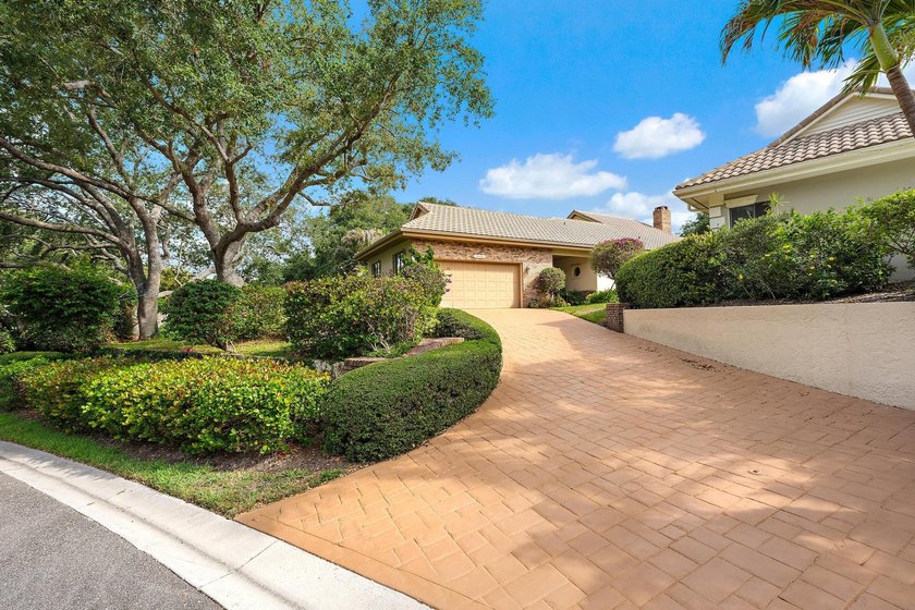 This Lovely Jupiter Hills home with rare private guest cottage - photo 2