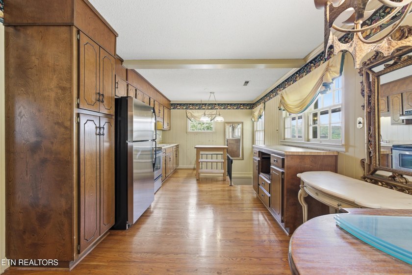 Prime Kingston Location with Seasonal Lake Views &amp; Timeless - photo 14