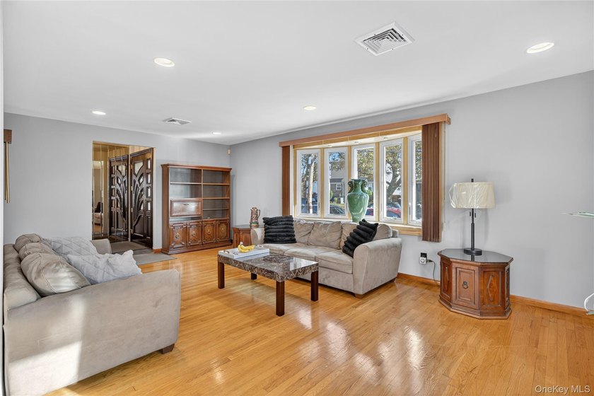 Welcome to this beautifully expanded ranch featuring 3 bedrooms - photo 5