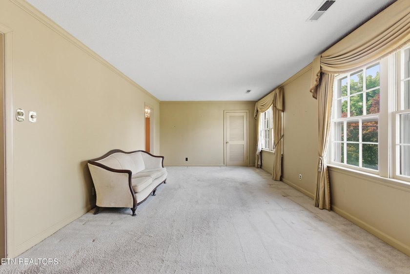 Prime Kingston Location with Seasonal Lake Views &amp; Timeless - photo 17