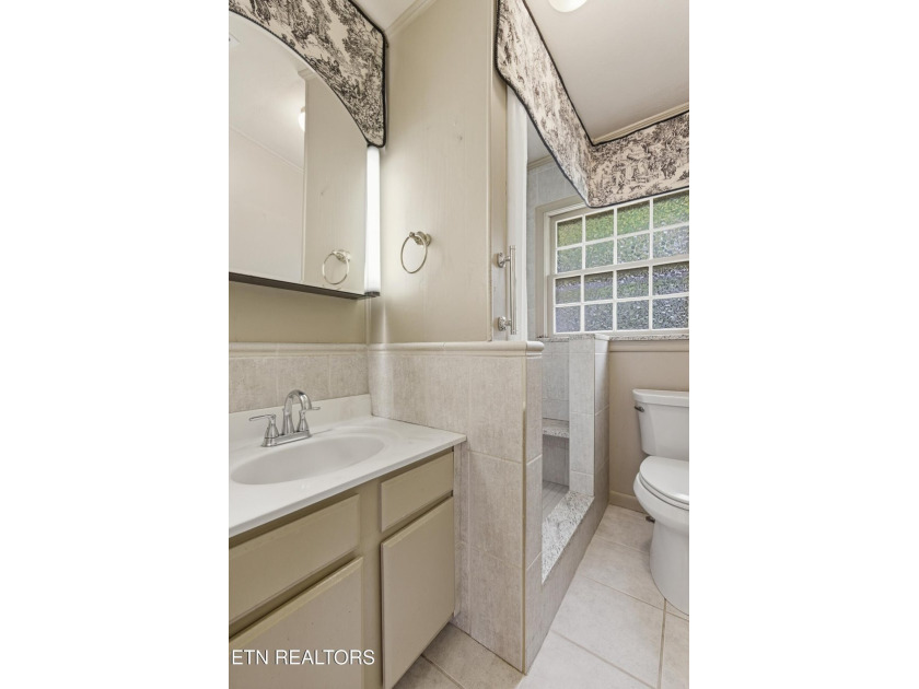 Prime Kingston Location with Seasonal Lake Views &amp; Timeless - photo 19