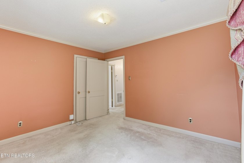 Prime Kingston Location with Seasonal Lake Views &amp; Timeless - photo 21