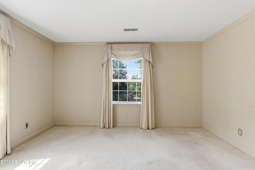 Prime Kingston Location with Seasonal Lake Views &amp; Timeless - photo 22