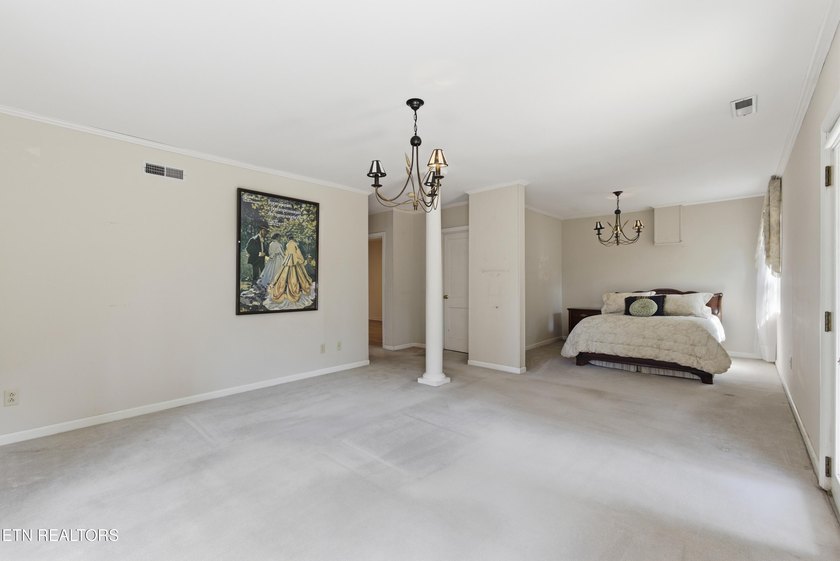 Prime Kingston Location with Seasonal Lake Views &amp; Timeless - photo 26