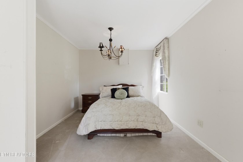 Prime Kingston Location with Seasonal Lake Views &amp; Timeless - photo 28