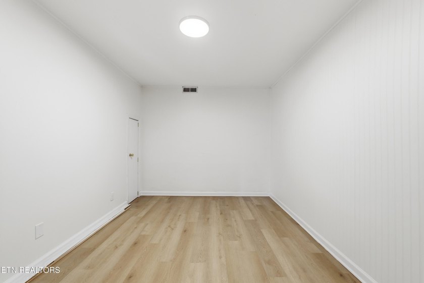 Prime Kingston Location with Seasonal Lake Views &amp; Timeless - photo 30