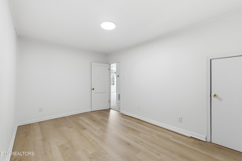 Prime Kingston Location with Seasonal Lake Views &amp; Timeless - photo 31