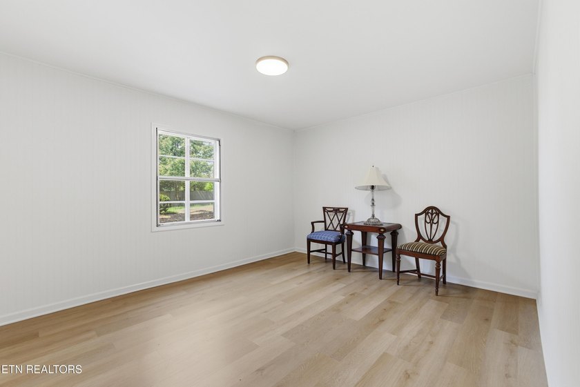 Prime Kingston Location with Seasonal Lake Views &amp; Timeless - photo 33