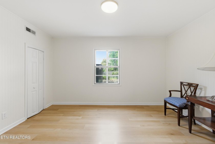 Prime Kingston Location with Seasonal Lake Views &amp; Timeless - photo 34