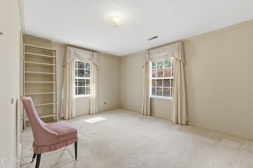 Prime Kingston Location with Seasonal Lake Views &amp; Timeless - photo 37