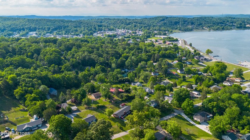 Prime Kingston Location with Seasonal Lake Views &amp; Timeless - photo 42