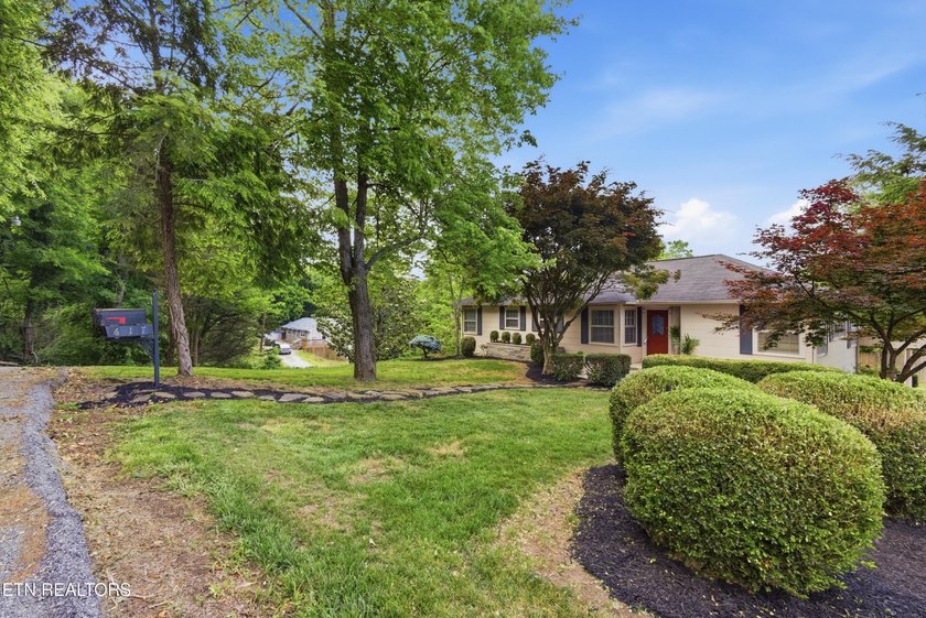 Prime Kingston Location with Seasonal Lake Views &amp; Timeless - photo 49