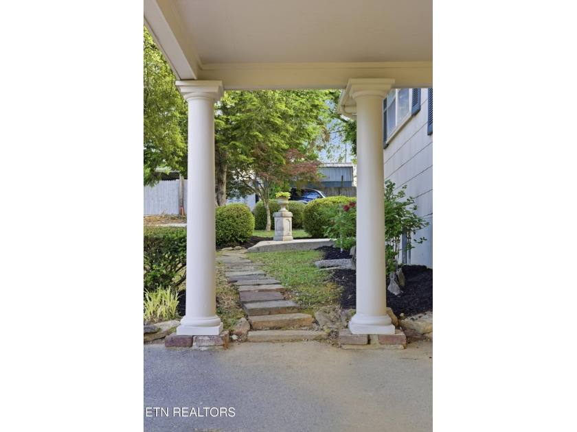 Prime Kingston Location with Seasonal Lake Views &amp; Timeless - photo 51