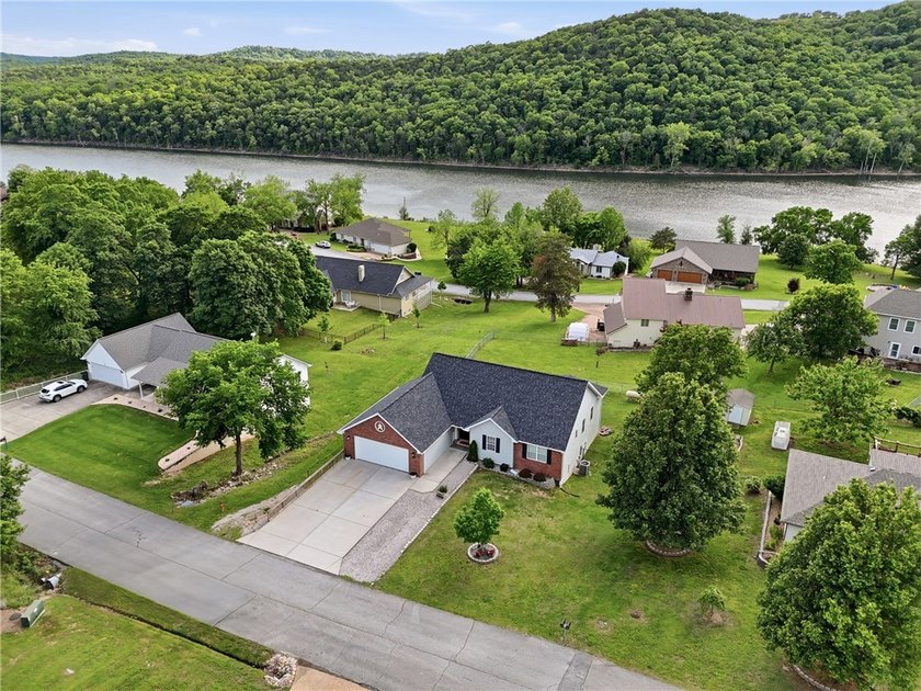 Welcome to 22 Bandy Dr in Holiday Island-a stunning home - photo 2