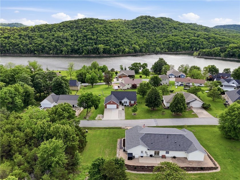 Welcome to 22 Bandy Dr in Holiday Island-a stunning home - photo 3