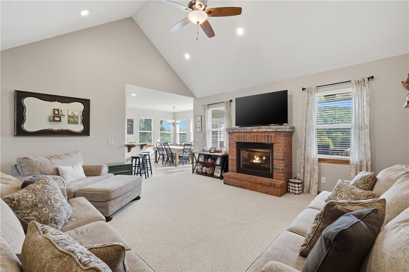 Welcome to 22 Bandy Dr in Holiday Island-a stunning home - photo 7