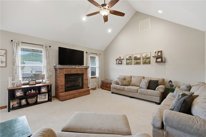 Welcome to 22 Bandy Dr in Holiday Island-a stunning home - photo 9