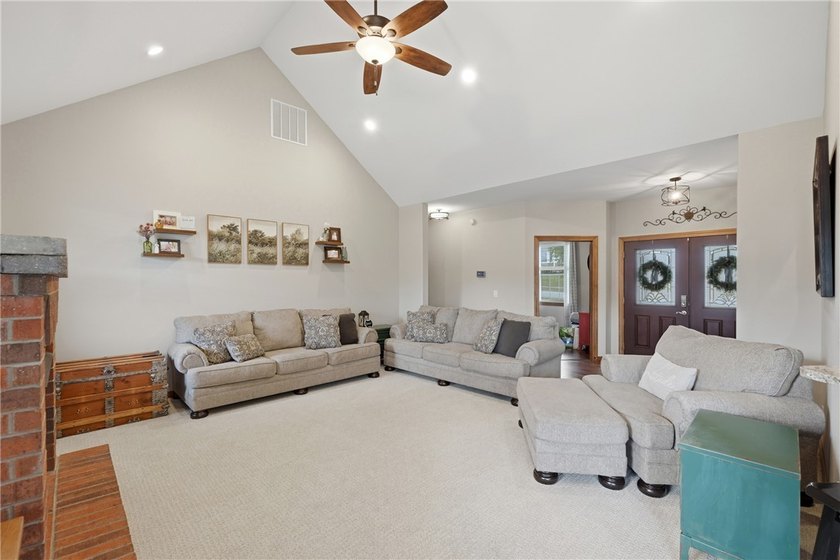 Welcome to 22 Bandy Dr in Holiday Island-a stunning home - photo 10