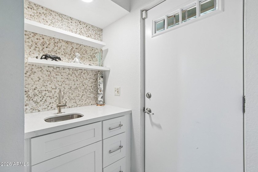 Fully renovated 2-bedroom, 2-bathroom townhouse in sought after - photo 19