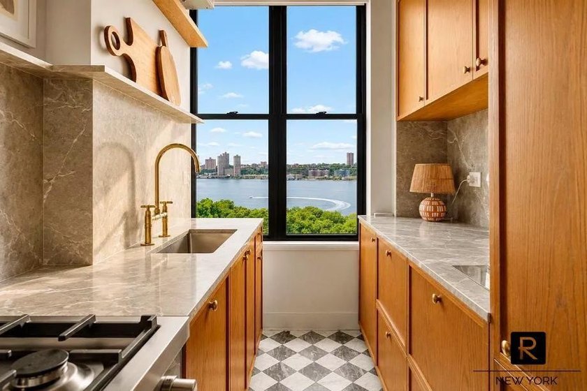 Perched high above Riverside Park, Residence 9F is a masterfully - photo 4