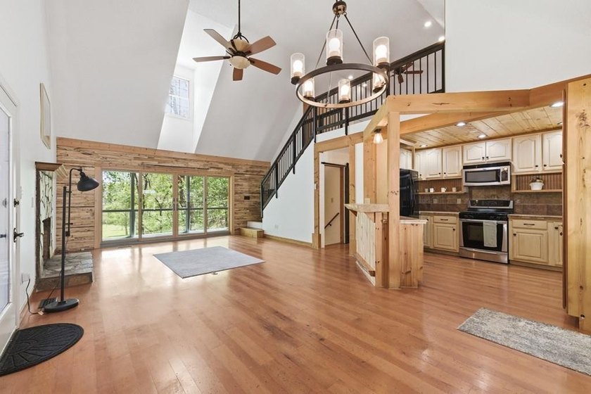 Private Unrestricted, fully fenced and 8.17-acre mini-farm - photo 3