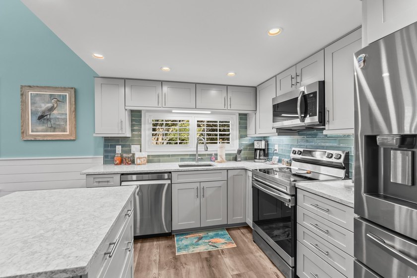This Beautifully Decorated 2 bed 2 bath condo with loft, in - photo 4