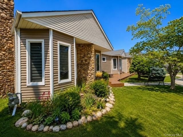 Welcome to this beautifully maintained home! Offering over 2,200 - photo 4